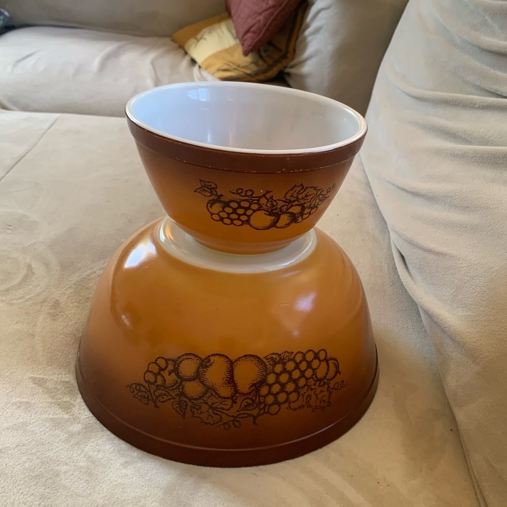 Vintage Pyrex Old Orchard Fruit 2 Nesting Mixing Bowls Brown # 401 403